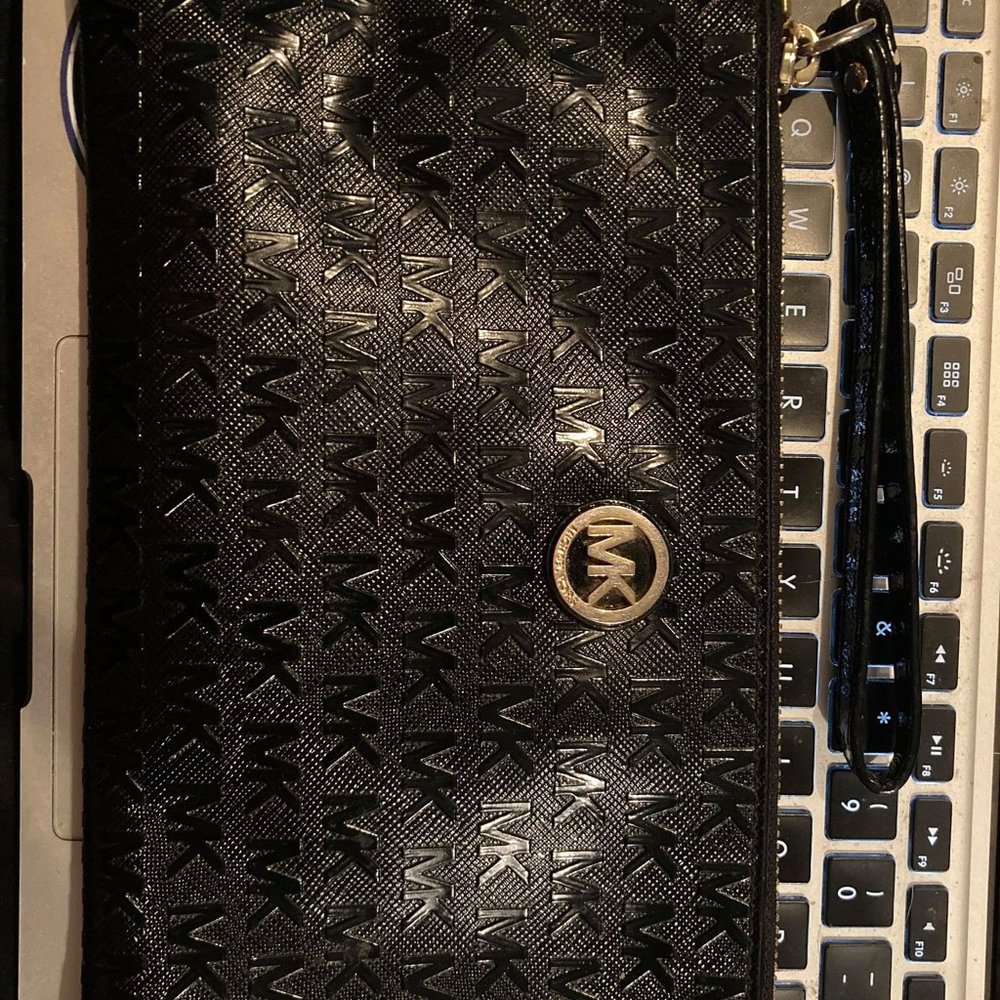 michael kors wristlet